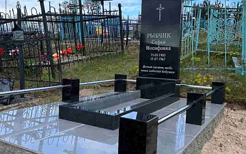 Памятник из габбро-диабаза с благоустройством в деревне Гайно — портфолио Ripstore