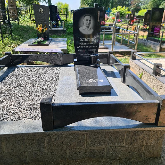 Вертикальный памятник А-26